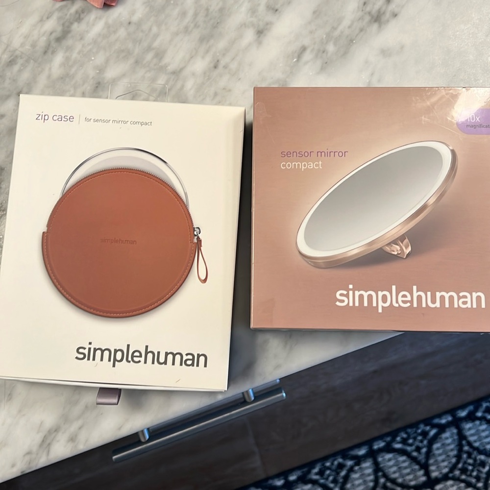 NIB simple human compact mirror and case